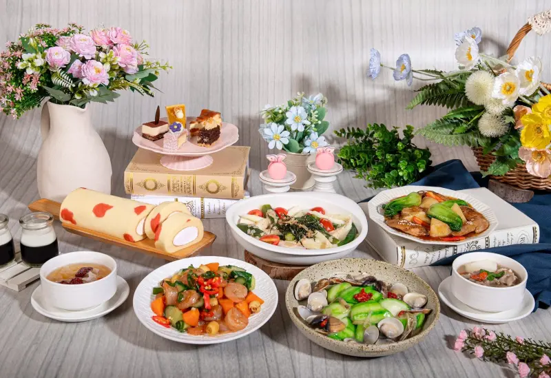 ▲台北凱達大飯店3月份推出「寵愛女王」系列活動，其中百宴自助餐廳除了有春季料理，更祭出「四人同行．女神免費」，其中免費的女性需收原餐價一成服務費，平均下來平日午晚餐每人只要918元就能吃到牛排、牛肉湯與新鮮蝦蟹等。（圖／台北凱達提供）