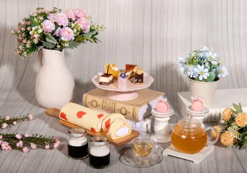 百宴自助餐廳也有新的甜地品像,包含「玫瑰生乳卷」、「玫瑰馬卡龍」、「法式檸檬塔」、「千層蛋糕」等。(圖/台北凱達提供) ▲百宴自助餐廳也有新的甜地品像,包含「玫瑰生乳卷」、「玫瑰馬卡龍」、「法式檸檬塔」、「千層蛋糕」等。(圖/台北凱達提供)