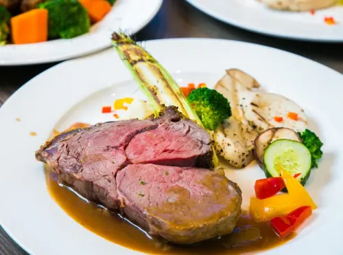 台北凱達百宴自助餐廳即日起至3月31日祭出「四人同行.女神免費」活動,可以優惠價格吃到爐烤牛排、牛肉湯等人氣料理。(圖/台北凱達提供) ▲台北凱達百宴自助餐廳即日起至3月31日祭出「四人同行.女神免費」活動,可以優惠價格吃到爐烤牛排、牛肉湯等人氣料理。(圖/台北凱達提供)