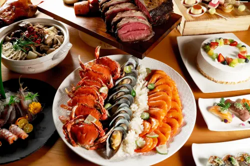 台中日月千禧酒店推出只要四位成人同行,生肖屬蛇者可享自助百匯平日午、晚餐1位7折等優惠。(圖/台中日月千禧提供) ▲台中日月千禧酒店推出只要四位成人同行,生肖屬蛇者可享自助百匯平日午、晚餐1位7折等優惠。(圖/台中日月千禧提供)