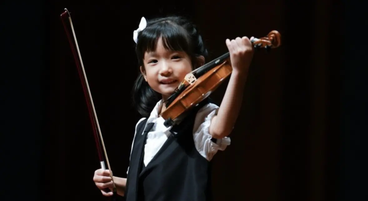 ▲來自新加坡的5歲音樂神童羅恩琪奪下倫敦聖三一音樂考試八級滿分。（圖／翻攝自Wolfgang臉書）