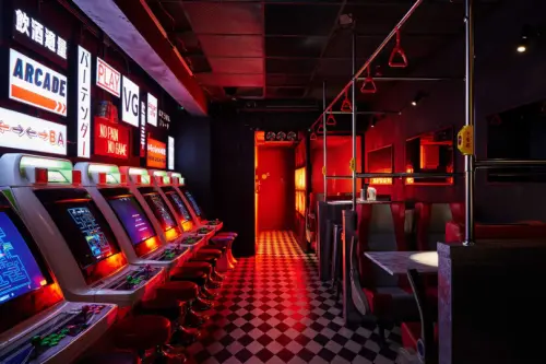 ▲主幹線酒吧之一「SpeedRun by VG Taipei」店裝結合電玩與公車元素設計。（圖／官方提供）