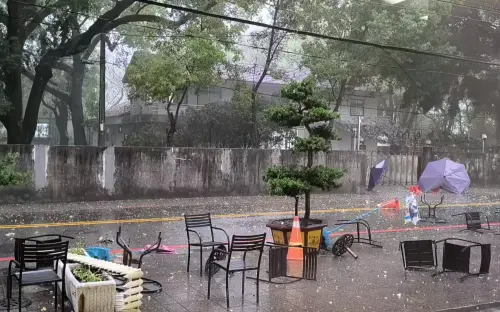 ▲不光降下冰雹,台中谷關山區受到強風大雨影響,超商店門口的桌椅也被吹翻。(圖/Aisha Chen授權使用) ▲不光降下冰雹,台中谷關山區受到強風大雨影響,超商店門口的桌椅也被吹翻。(圖/Aisha Chen授權使用)