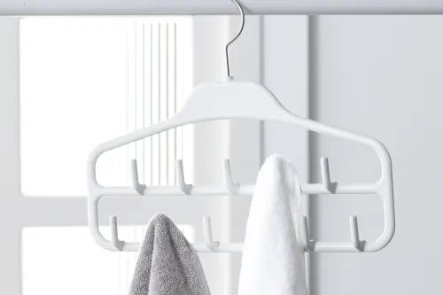 衣物換季收納,可以搭配各種不同的衣架,來讓空間發揮最大功效。(圖/HOLA提供) ▲衣物換季收納,可以搭配各種不同的衣架,來讓空間發揮最大功效。(圖/HOLA提供)