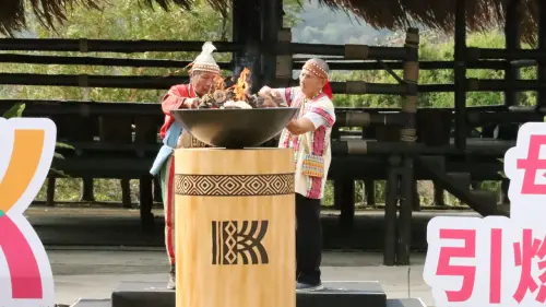 ▲拉阿魯哇族的「人文之火」,融合布農族建山部落一年四季不滅的「自然之火」,兩支火把正式引燃114年全原運母火。(圖/高市府運發局提供) ▲拉阿魯哇族的「人文之火」,融合布農族建山部落一年四季不滅的「自然之火」,兩支火把正式引燃114年全原運母火。(圖/高市府運發局提供)