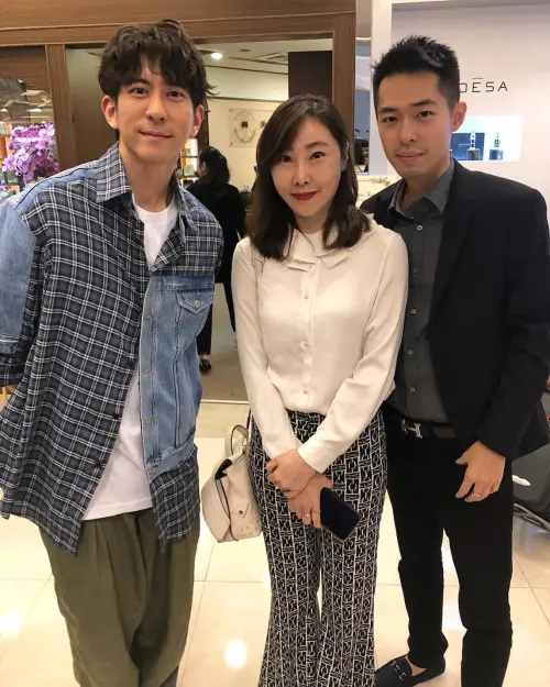 王大陸同框打手照曝光 女星林千又舊愛 ▲王大陸打手游姓男子與(右)藝人修杰楷(左)、台北市議員顏聖冠(中)合照(圖/翻攝IG)