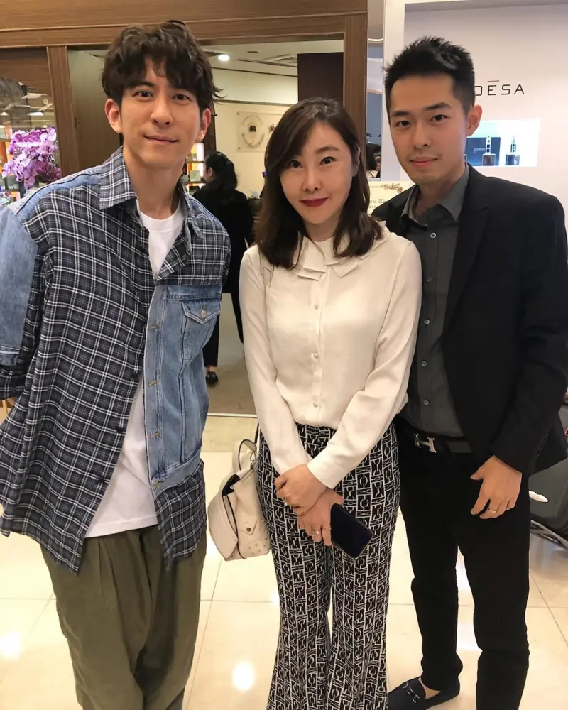 ▲王大陸打手游姓男子(右)與藝人修杰楷(左)、台北市議員顏聖冠(中)合照(圖/翻攝IG)