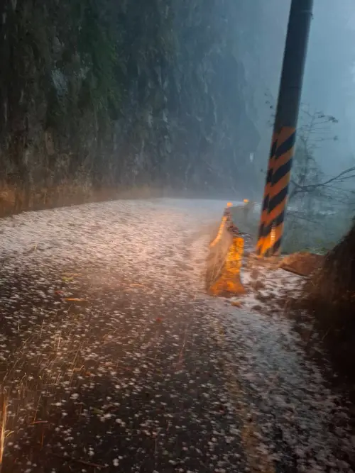 台中市和平區梨山里也降下大量冰雹。(圖/讀者提供) ▲台中市和平區梨山里也降下大量冰雹。(圖/讀者提供)