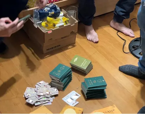 ▲不法集團以金錢利誘遊民辦護照、台胞證，收購護照後，再將轉賣給中國人蛇集團獲利。（圖／桃園地檢署提供）