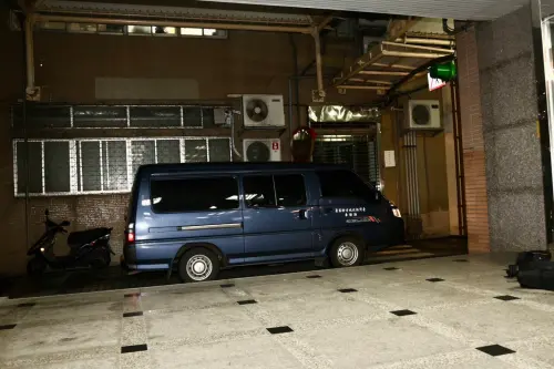 藝人王大陸、富二代游翔閔遭新北檢羈押禁見,原本案由為殺人未遂改為傷害,兩人搭車進新北地院。(圖/記者李政龍攝) ▲藝人王大陸、富二代游翔閔遭新北檢羈押禁見,原本案由為殺人未遂改為傷害,兩人搭車進新北地院。(圖/記者李政龍攝)