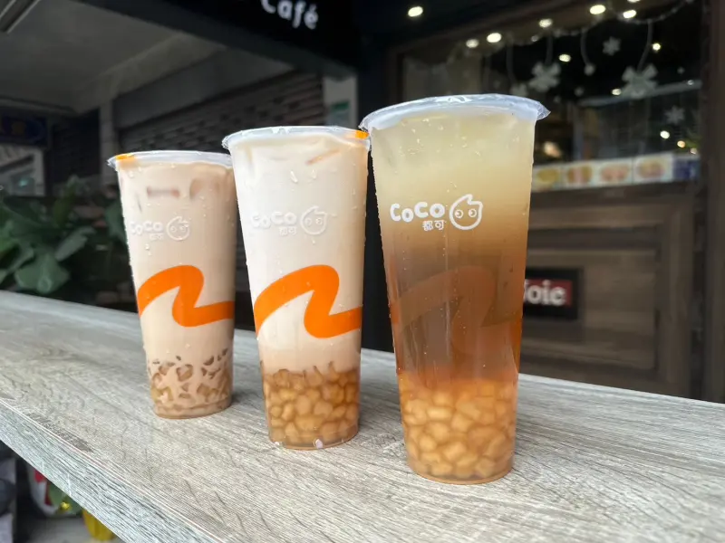 ▲「驚蟄」節氣下雨天氣濕冷，CoCo都可今週三好以肉「珍珠奶茶第二杯0元」，划算「買一送一」快喝；本週38婦女節新品大杯「粉角奶茶38元」。鶴茶樓開賣「鶴氏奶蓋」新品第二杯半價一覽。（圖／CoCo都可提供）