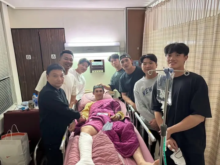 ▲台鋼雄鷹外野手陳文杰確定整季報銷，對球隊戰力造成重大影響。台鋼在消息發出後不久，分享了隊長「大王」王柏融等好手趕赴醫院探視他的暖心畫面，送上關心和祝福。（圖／取自台鋼雄鷹FB）