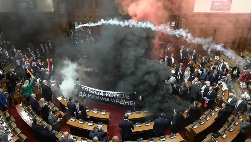 影／塞爾維亞國會爆衝突！反對派扔煙霧彈、催淚瓦斯　釀2傷1中風
