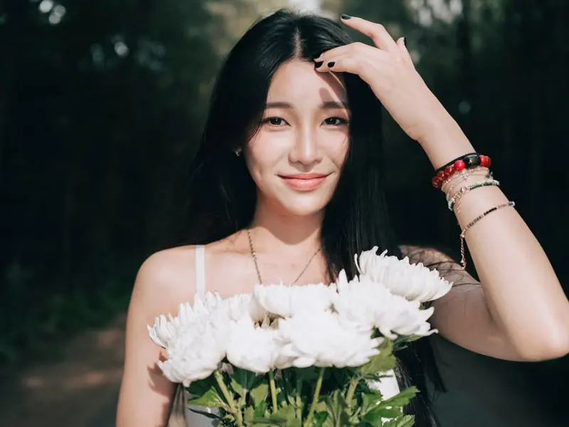 ▲采子（如圖）甩開過去劈腿邱鋒澤、何孟遠的黑歷史，近期在街頭和富二代十指緊扣的甜蜜互動全被拍。（圖／采子IG）