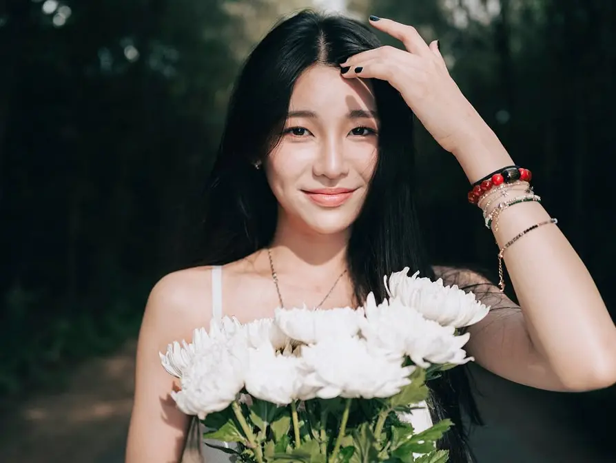 ▲采子（如圖）甩開過去劈腿邱鋒澤、何孟遠的黑歷史，近期在街頭和富二代十指緊扣的甜蜜互動全被拍。（圖／采子IG）