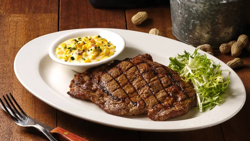 ▲38婦女節Texas Roadhouse肋眼牛排買一送一，今TGI FRIDAYS星期五美式餐廳「碳烤豬肋排買一送一」，白色情人節套餐一覽。台北喜來登安東廳牛排館「67折套餐優惠」。（圖／開展集團提供）