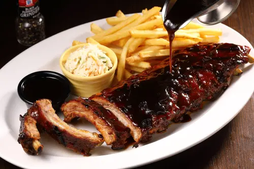 ▲TGI FRIDAYS碳烤豬肋排買一送一！信義餐廳加碼「肋眼牛排買一送一」。（圖／開展集團提供）