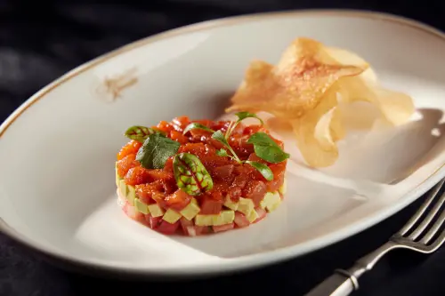 ▲米其林餐廳SOIGNÉ招牌前菜「鮪魚塔塔．韓式辣醬．炸薯片」。（圖／台北喜來登大飯店提供）