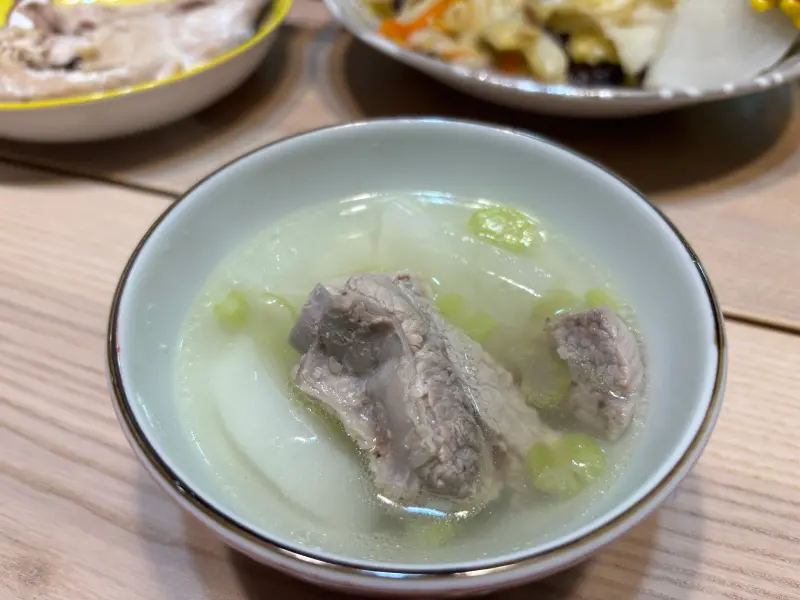 ▲白蘿蔔怎麼煮才好吃？最常見的蘿蔔燉排骨之外，農糧署示範白蘿蔔煮法並教民眾如何挑選白蘿蔔。（圖／記者徐銘穗攝）