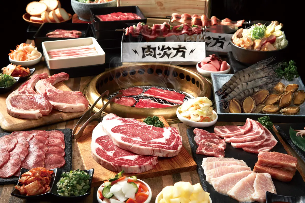 ▲即日起至4月30日，只要穿上網襪、黑網衣或攜帶黑色網狀物，就能以「1折」狂嗑燒肉雙人套餐！（圖／品牌提供）