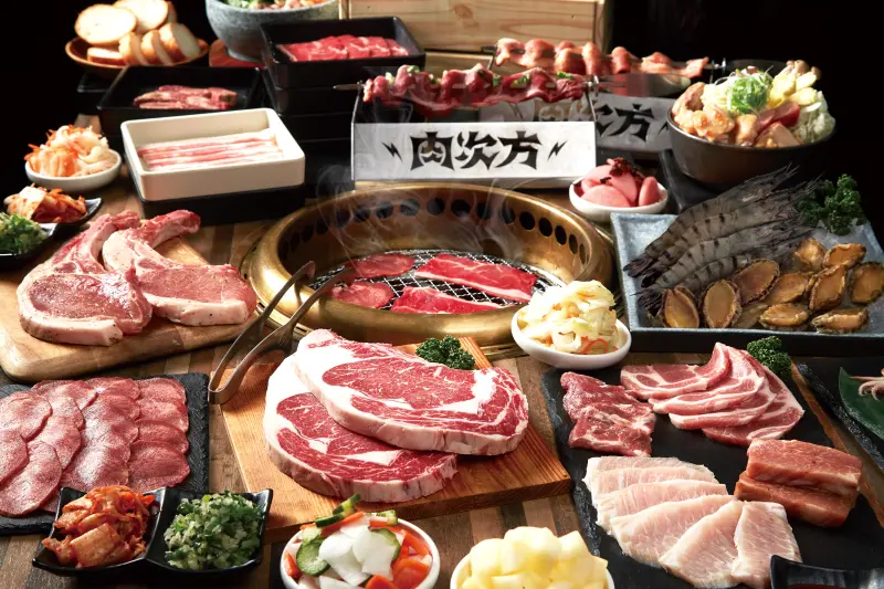 ▲即日起至4月30日，只要穿上網襪、黑網衣或攜帶黑色網狀物，就能以「1折」狂嗑燒肉雙人套餐！（圖／品牌提供）