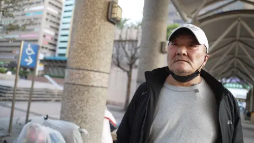 老無所終3／營造老董遇金融海嘯淪街友　北車睡1個月「躺不下去」
