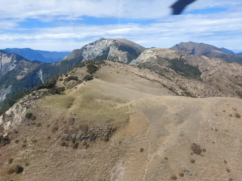 ▲一名女性山友獨攀南三段，因腳痛找黑鷹救援。（圖／翻攝消防署特搜隊臉書）
