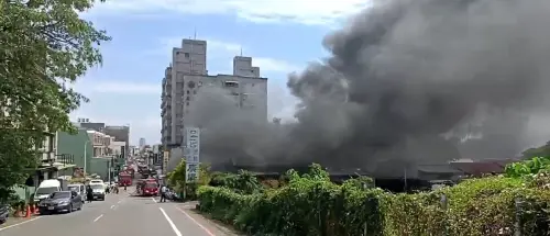 ▲台南市永康街一處家電鐵皮倉庫，上午11時12分發生火警，現場火舌直竄、冒出大量濃煙，消防隊員仍在搶救中。（圖／台南市消防局提供）