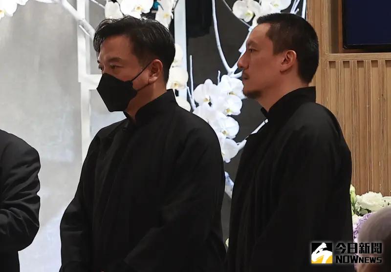 ▲影帝張震（右）和哥哥張翰（左）在告別式上痛別母親，兄弟倆神情哀戚，現場奉花名錄上還能看見梁朝偉、鄭雨盛等巨星的名字。（圖／記者葉政勳拍攝）