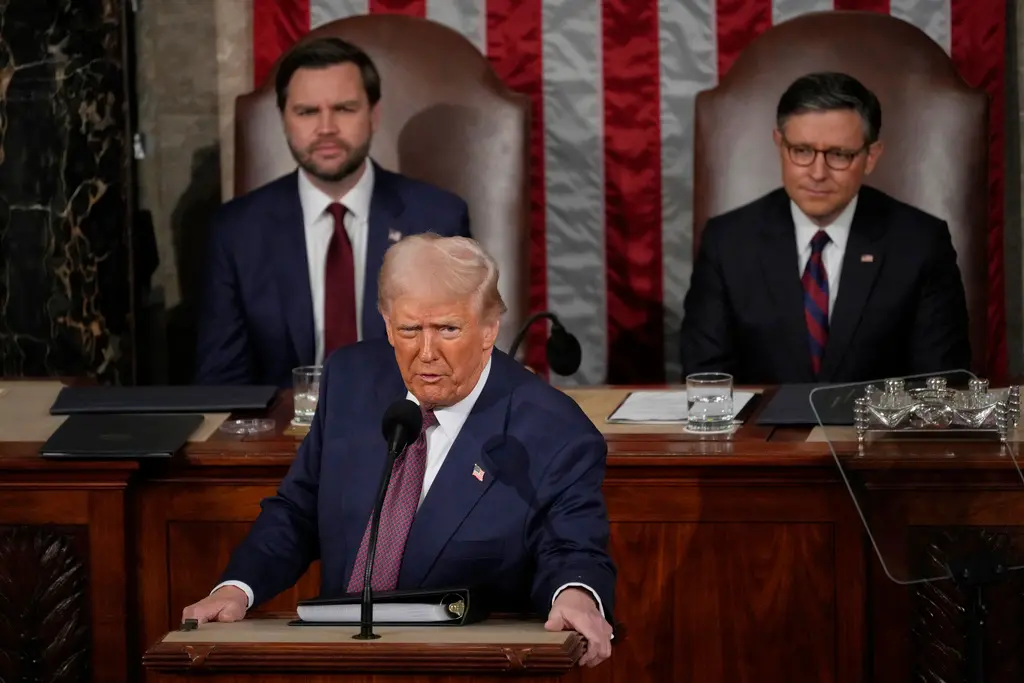 ▲美國總統川普（Donald Trump）在當地時間4日晚間9點發表第2任期的首次國會演說，演說持續了長達1小時40分鐘，創下美國歷任總統以及國會參眾兩院最長演說紀錄。（圖／美聯社／達志影像）