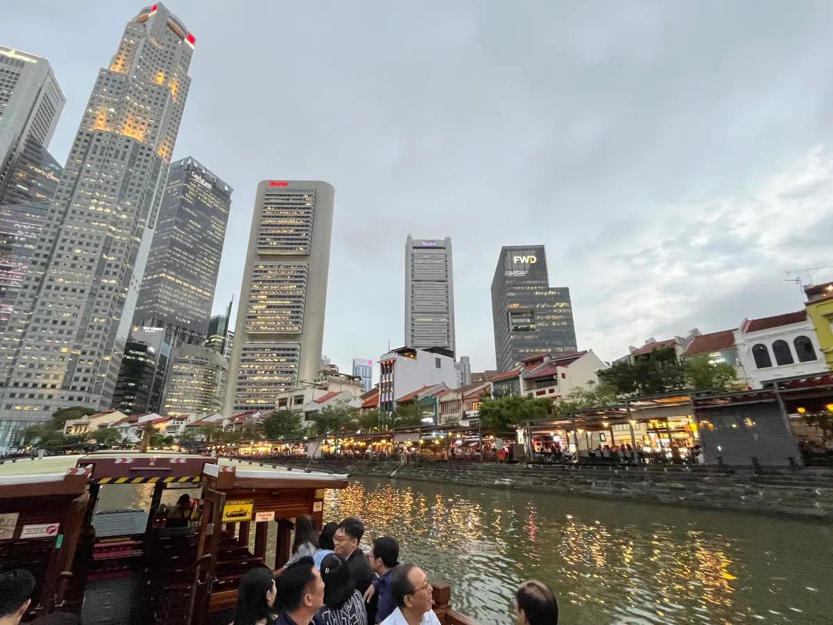 ▲1977年以前新加坡河簡直是一條黑水溝。（圖／翻攝自臉書）