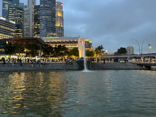 ▲新加坡河與加冷河過去承載著大量的生活與工業廢水。（圖／翻攝自臉書）