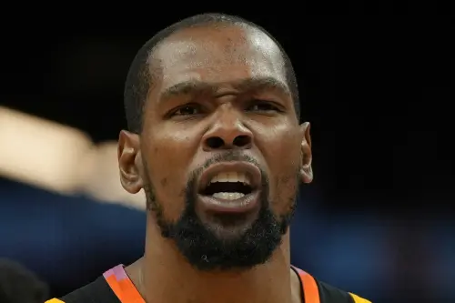 ▲Kevin Durant被換下場時，總教練Mike Budenholzer試圖與他交流並擊掌致意，但Durant不僅拒絕擊掌，還甩開教練的手，臉上流露出明顯的不滿情緒，甚至回頭與Budenholzer澤發生爭論。這一幕讓外界對太陽隊內部的氛圍產生更多質疑。（圖／美聯社／達志影像）