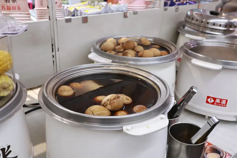 ▲超商茶葉蛋吸引許多民眾購買。（圖／記者吳翊緁攝）