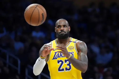 ▲40歲的「詹皇」LeBron James在Doncic到來後，可以專心擔任第二持球點，必要時再切換回全力詹模式。（圖／美聯社／達志影像）