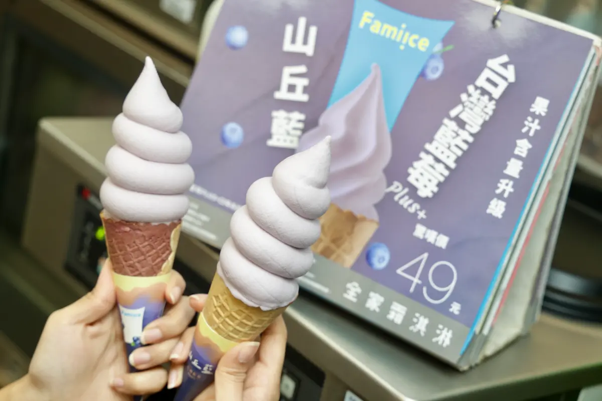 ▲本週冰品優惠，全家本週康康五優惠有霜淇淋、喝的霜淇淋買一送一，還有鐵觀音濃茶奶蓋雪糕買一送一優惠。（圖／記者李政龍攝）