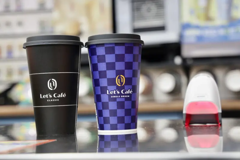 ▲全家限店推出新服務「咖啡快取專區」，在尖峰時段預做好美式咖啡，民眾拿了就可以排隊結帳。（圖／記者李政龍攝）