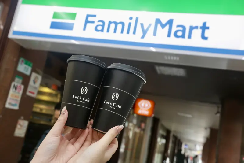 ▲全家APP隨買跨店取啟動「搶救荷包大作戰」，今（9）日起美式46杯、拿鐵39杯1520元，門市咖啡10元多一杯。（圖／記者李政龍攝）