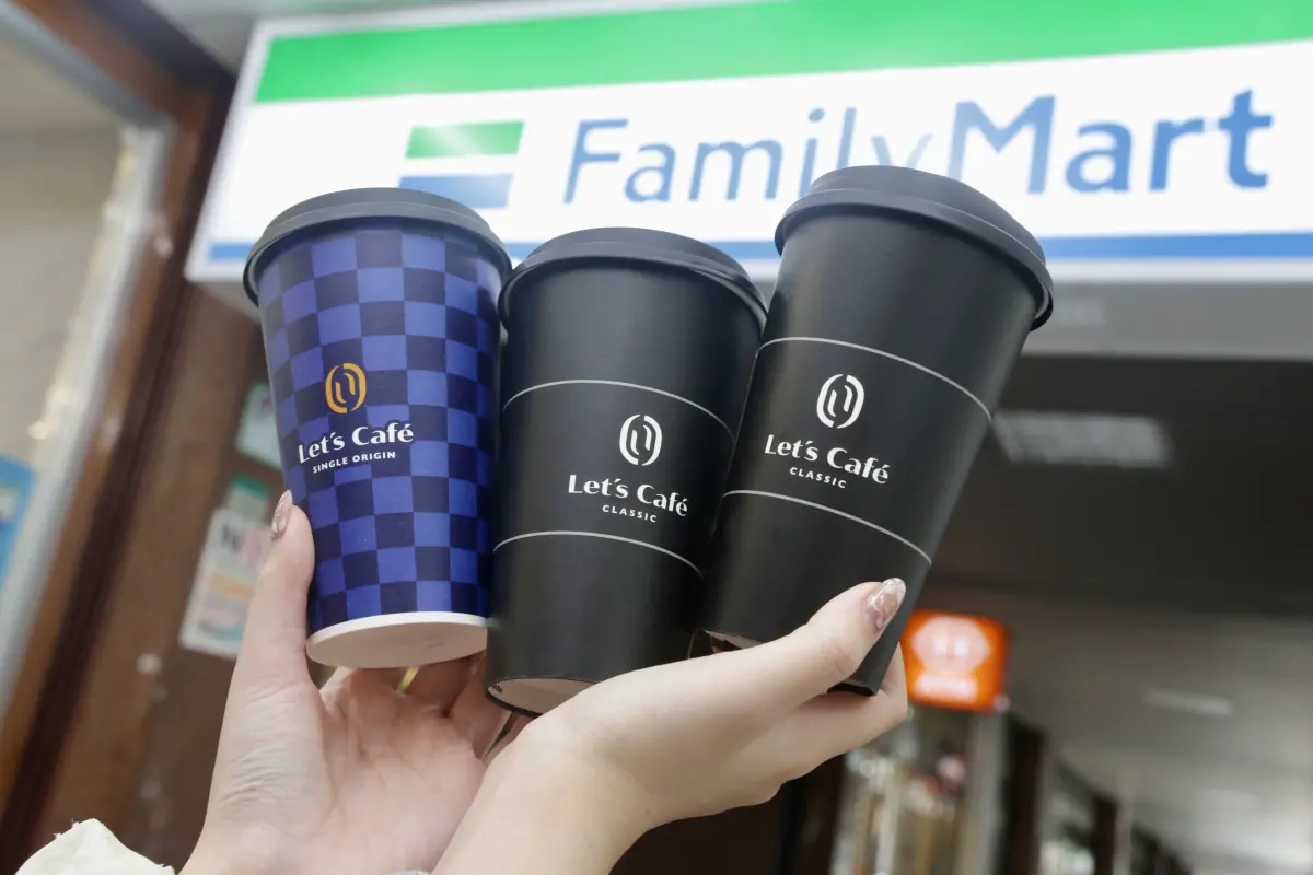 ▲全家春節咖啡檔期出爐，8888元咖啡組合，美式、拿鐵最低下殺近5折，重點是兌換期限一口氣到2028年聖誕節。（圖／記者李政龍攝）