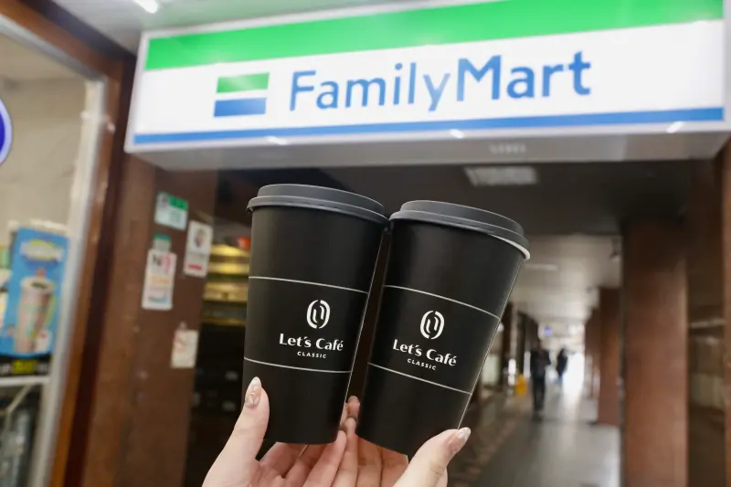 ▲父親節全家咖啡「免費送8000杯」，只要在蝦皮購物下單選擇全家取貨即可獲得免費咖啡。（圖／記者李政龍攝）