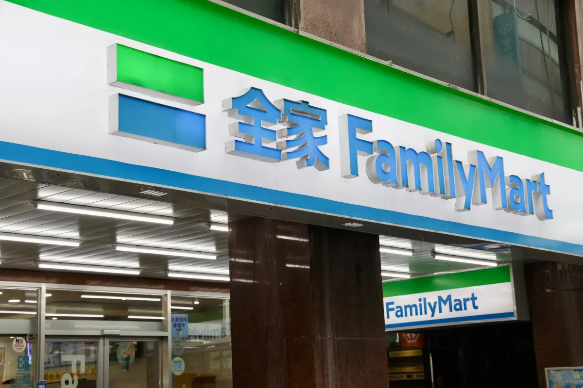 ▲超商清明節連假優惠，美式拿鐵買一送一，全家保庇卡多賺77元購物金。（圖／記者李政龍攝）