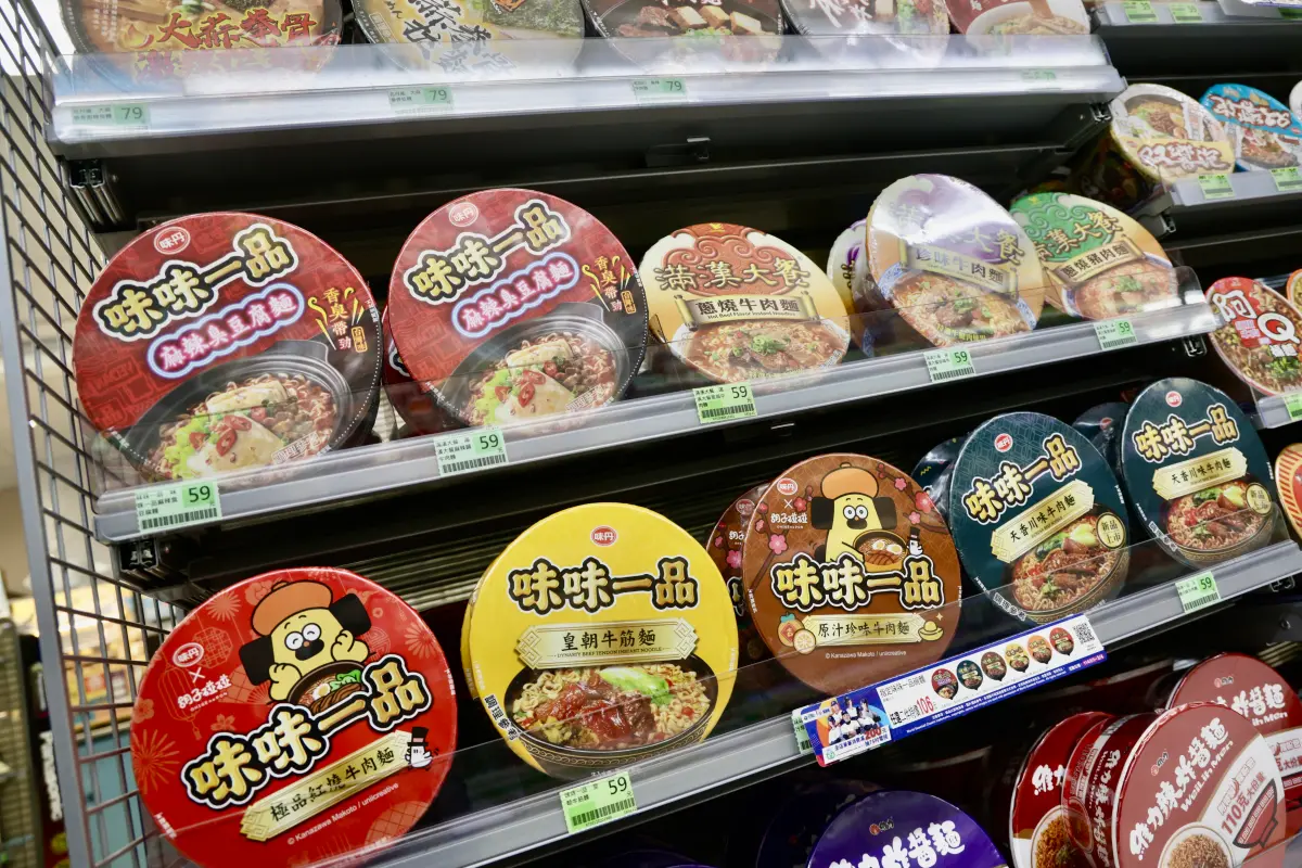 ▲有肉的泡麵不只國內品牌眾多，出國總是有不少人愛買來嚐鮮，但你知道有肉的泡麵是否能帶回台灣呢？（圖／記者李政龍攝）