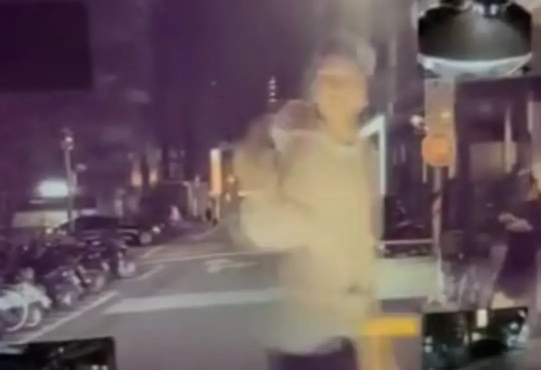 ▲王大陸因為不會開車門，與計程車司機不歡而散，還比中指怒嗆。（圖／翻攝IG）