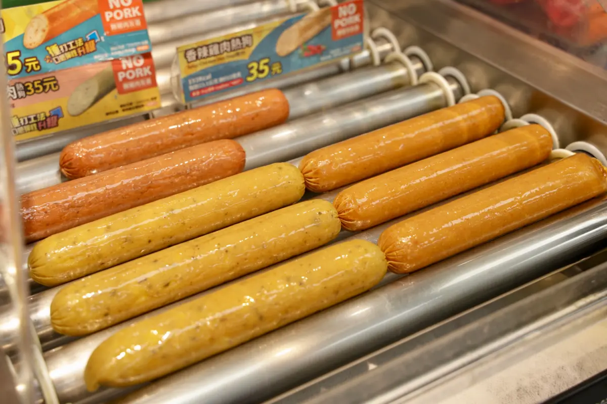 ▲報稅季倒數，全家便利商店限時3天熱狗買一送一，7-11也祭出五一勞動節優惠，大量商品買1送1、買2送2。（圖／記者李政龍攝）