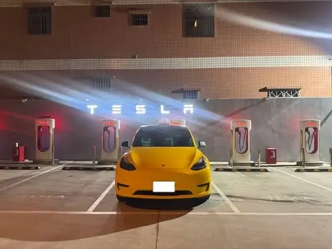 ▲曾先生為特斯拉小黃司機,確實發現很多乘客不太會開門,因此上下車都會特別留意,乘客是否需要幫忙。(圖/曾先生提供) ▲曾先生為特斯拉小黃司機,確實發現很多乘客不太會開門,因此上下車都會特別留意,乘客是否需要幫忙。(圖/曾先生提供)