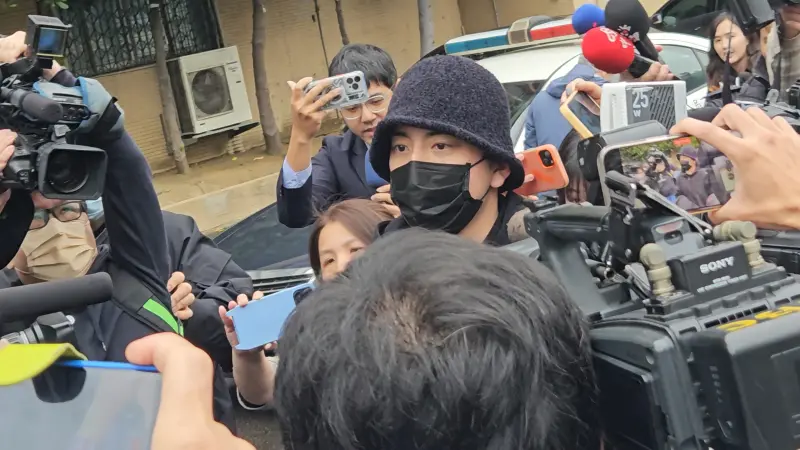 ▲王大陸在新北地院造成「影帝級」排場(圖/記者劉松霖攝,2025.03.05)