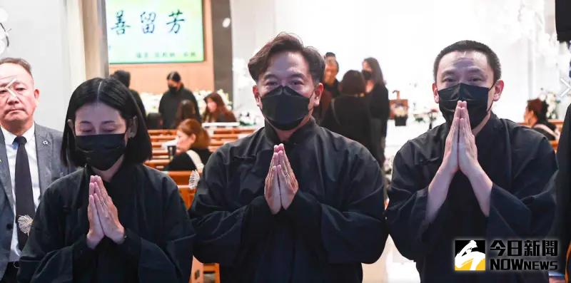 ▲影帝張震的母親趙欣然享壽80歲，今日舉辦告別式，蓋棺時現場播放蕭煌奇的歌曲《末班車》，令人鼻酸，林利霏（左起）、張翰、張震向現場親友鞠躬3次。（圖／記者葉政勳拍攝）