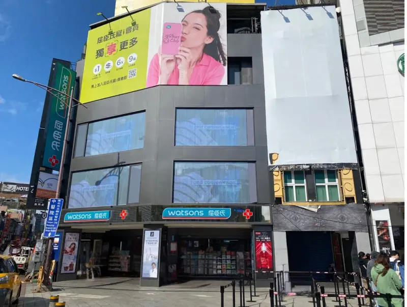 ▲最新實價揭露，台北西門町成都路15號、現為屈臣氏西門門市，月租金91萬元，換算每坪單價2.97萬元，創下新高紀錄。（圖／Google評價）