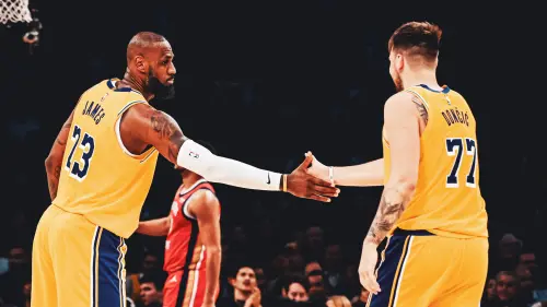 「詹皇」LeBron James 改寫歷史,成為 NBA 史上首位生涯總得分(例行賽 + 季後賽)突破50000分的球員。搭檔Luka Doncic賽後也驚嘆其偉大成就,更笑說:「他(James)甚至可能拿到 70000 分!」 ▲「詹皇」LeBron James 改寫歷史,成為 NBA 史上首位生涯總得分(例行賽 + 季後賽)突破50000分的球員。搭檔Luka Doncic賽後也驚嘆其偉大成就,更笑說:「他(James)甚至可能拿到 70000 分!」(圖/取自NBA X)