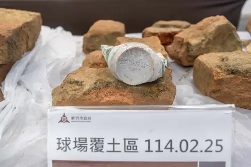 ▲新竹棒球場挖出民國60年代垃圾？ 市府拿出「2022年啤酒罐」打臉。（圖／新竹市府提供）